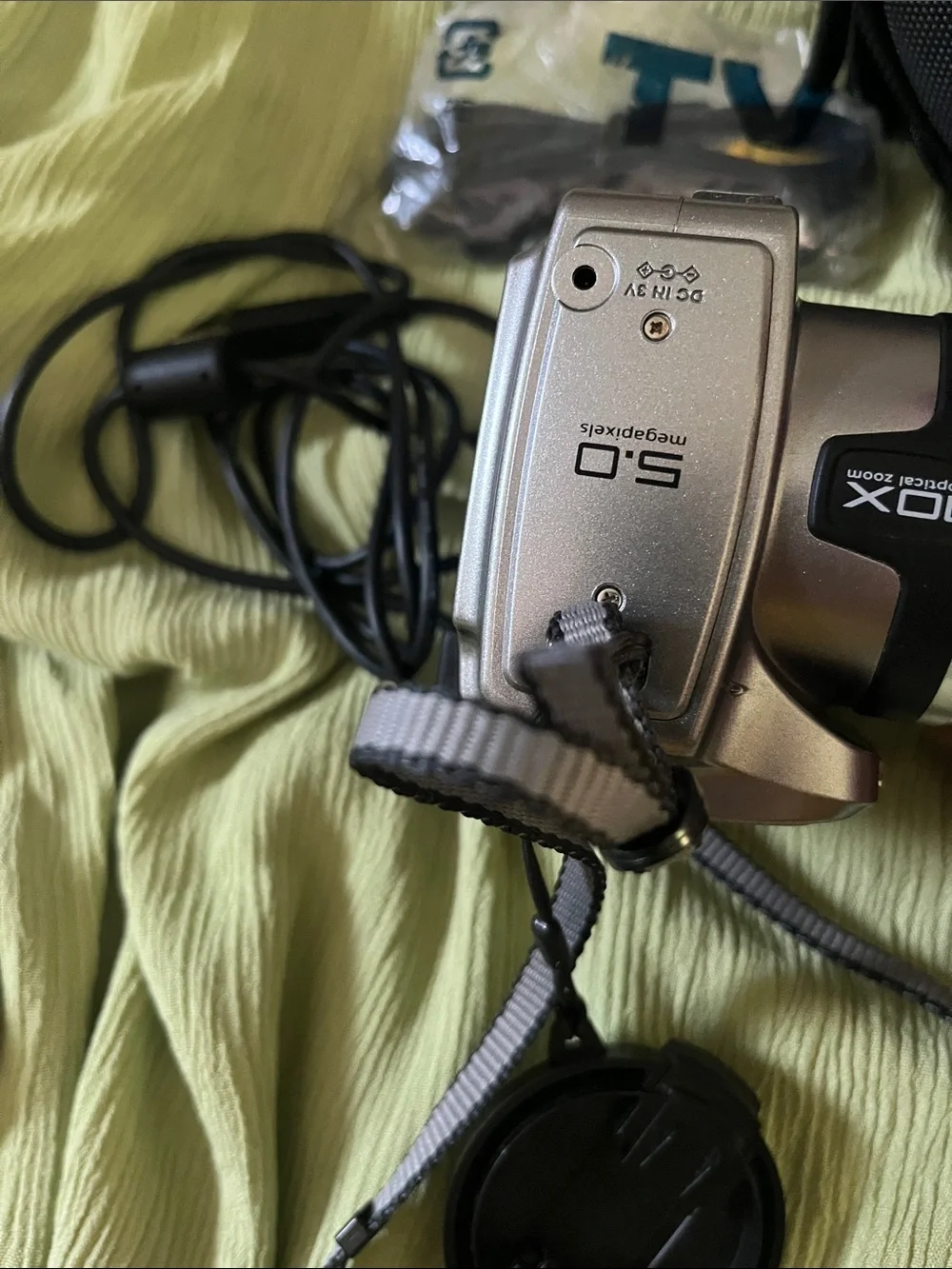 Kodak Silver Compact Digital Camera EasyShare Z740with Black Kodak Carrying Case